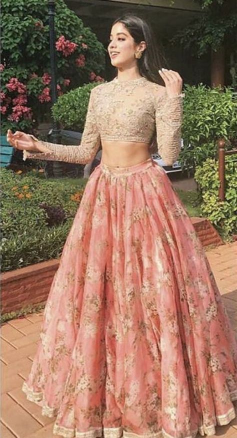 Prom Dress Indian, Reception Suits, Brokat Modern, Orang India, डिजाइनर कपड़े, Dress With Sleeve, Jhanvi Kapoor, Pengantin India, Sabyasachi Lehenga