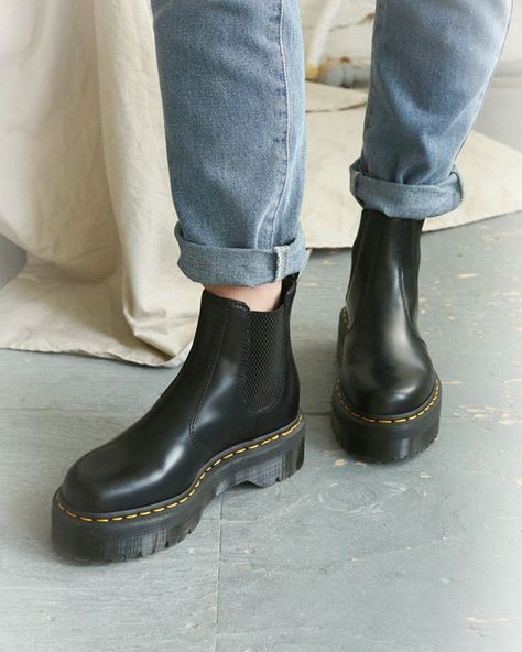 Perfect for the colder seasons, these chelsea boots will prove timeless and versatile! Dr Martens Platform Chelsea Boots, Platform Boots Outfit, Dr Martens Chelsea Boots, Dr Martens Chelsea, Dr Martens Platform, Dr Martens Outfit, Moda Aesthetic, Black Dr Martens, Platform Chelsea Boots