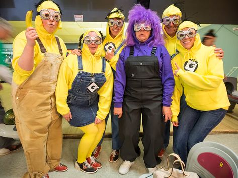 20 Funny Group Halloween Costumes That Will Make Your Wittiest Squad Goals A Reality Funny Group Costumes, Best Group Costumes, Funny Group Halloween Costumes, Punny Costumes, Diy Group Halloween Costumes, Best Group Halloween Costumes, Minion Halloween, Kostum Halloween, Squad Outfits