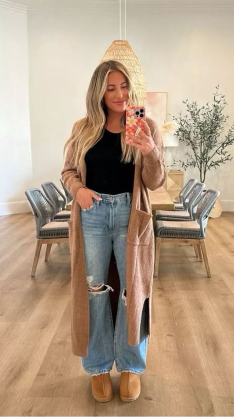 Basic Fall Winter Outfits, Fall Outfits Light Jeans, Mom Over 30 Outfits, Mid 20s Mom Outfits, November Casual Outfits, Outfits Light Wash Jeans, Casual Winter Mom Outfits, Fall Casual Jean Outfits, Winter Outfits With Mom Jeans