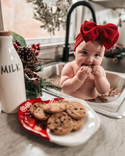 Christmas Bath Photoshoot, 10 Month Old Christmas Photos, 10 Month Old Baby Christmas Pictures, Christmas Photoshoot 3 Month Old, Baby Pictures For Christmas, Diy First Christmas Photo Shoot, Kids Indoor Christmas Pictures, Baby Christmas Baking Photo, Baby Christmas Sink Pictures