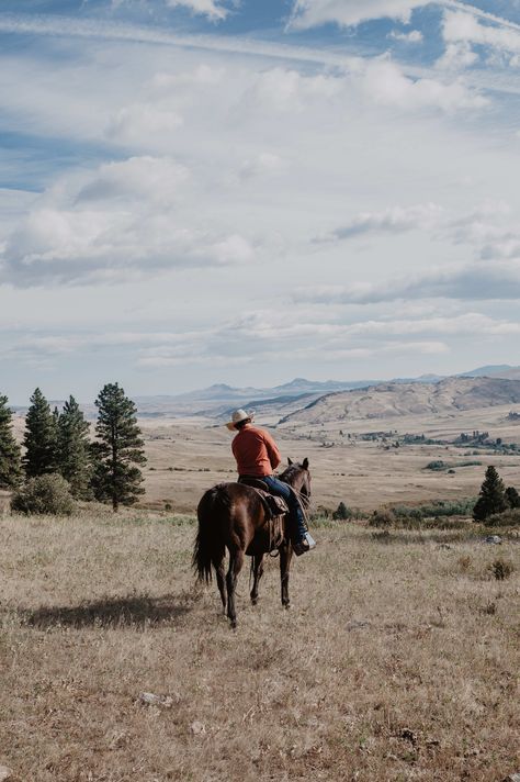 You’ll feel like a real cowhand riding out longhorns, cows, bulls, and possibly even bucking horses. After returning to the ranch from the cattle drive, you can relax in the hot tub or by the fire, then enjoy a homemade dinner you won’t forget. Kids Riding Horses, Buffalo Wyoming, Wyoming Ranch, Ranch Vacation, Cowboy Life, Cowboy Ranch, Cattle Ranch, Rodeo Life, Western Life