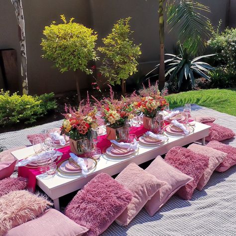 Floor Table Seating Party Birthday, All Pink Picnic, Pick Nick Birthday Party Ideas, Pink Outdoor Birthday Party, Pink Luxury Picnic, Bruch Idea Birthday Decoration, Girly Picnic Ideas, Posh Picnic Ideas, Pink Picnic Ideas