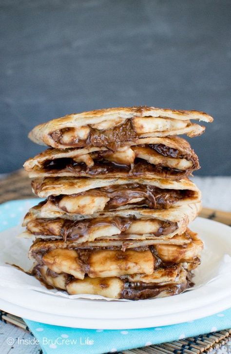 Banana Nutella Quesadillas - banana slices and Nutella in a cinnamon sugar tortilla is an awesome snack! Try these easy dessert quesadillas the next time you are craving chocolate! #dessertquesadillas #nutella #banana #chocolate #nobakedessert Tortilla Dessert, Nutella Snacks, Nutella Recipes Easy, Recetas Salvadorenas, Recetas Puertorriqueñas, Nutella Desserts, Banana Slices, Banana Nutella, Fried Bananas