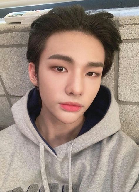 Stray Kids Hyunjin selca Hyunjin And In, Gambar Figur, Celebrity Style Red Carpet, Korean Boy, Stray Kids Seungmin, Luke Hemmings, Kids Icon, Celebrity Art, Felix Stray Kids