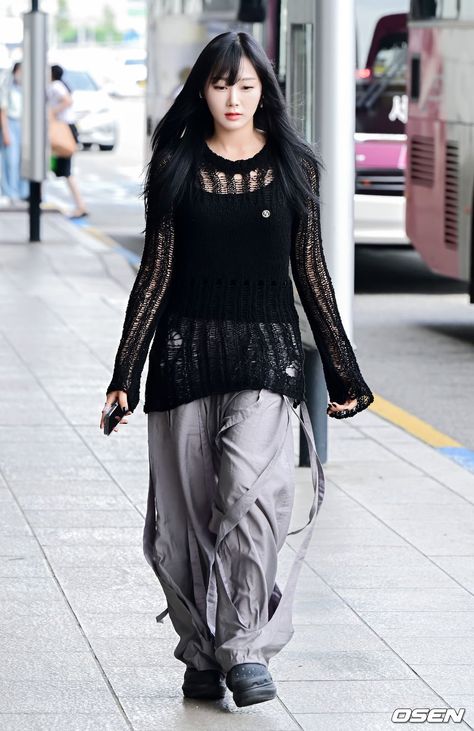 Going To Japan, Airport Fashion Kpop, Aespa Giselle, Giselle Aespa, Tokyo Dome, Grunge Look, At The Airport, Line At, Black Mamba