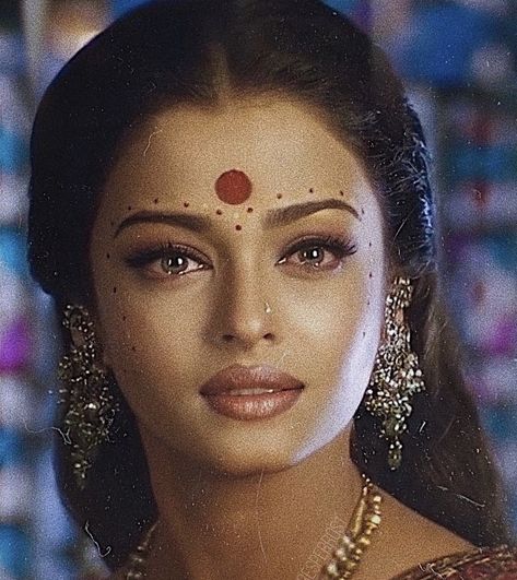 70s Indian Aesthetic, 90s Bollywood Makeup, Aishwarya Rai Hair, Aishwarya Rai 90s Aesthetic, 70s Bollywood, Indian Makeup Tutorial, Aishwarya Rai Pictures, Bollywood Makeup, Sherilyn Fenn