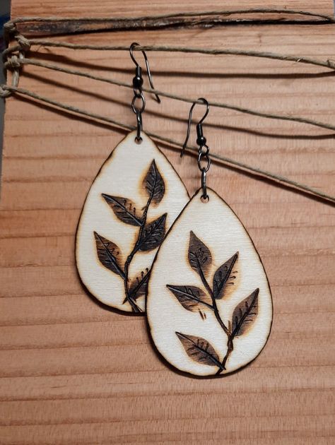 Woodburn Earrings, Pyrography Jewelry, Wood Burned Earrings, Burnt Timber, Painting Earrings, Beginner Wood Burning, Wood Jewelery, Wood Dangle Earrings, Engraved Earrings