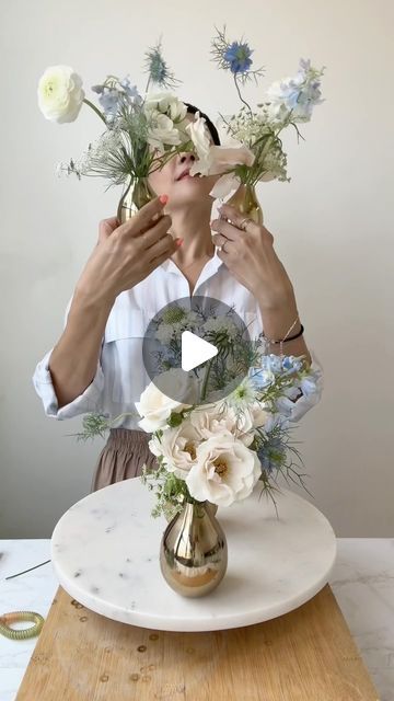 NYC Wedding and Events Florist on Instagram: "Here are the ingredients for small bud vases that make a big impact. 3 roses, 3 spray rose, 4 delphinium, 3 nigella, 3 queen annes lace, 2 ranunculus, 2 scabiosa… spread out for 5 bud vases. I’m showing you 3 ways to open up a rose to have more fun. Which way do you prefer? 
Bud vases are my favorite way to spread the flowers out. 
✔️Cost effective
✔️Therapeutic to make
✔️So beautiful. You cannot go wrong. 

✨✅Like Share & Follow to learn more about flower arranging 

#floral #floristsoftiktok #flowerarrangement #rachelchofloral" Small Rose Arrangements, Small Bud Vase Arrangements, Small Table Floral Arrangements, Wedding Floral Centerpieces Round Table, Small Vase Ideas, Wide Mouth Vase Arrangement, Short Vase Flower Arrangements, Small Vase Flower Arrangements, Elevated Floral Centerpieces