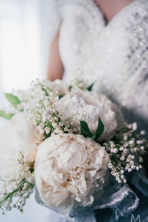 White peonies with lily of the valley #nikkichatto #weddingbouquet Peonies Bouquet, White Peonies, Lily Of The Valley, Wedding Bouquet, The Valley, Peonies, Lily, Table Decorations, White