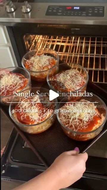 Naomi Gugliotta | Macro Coach on Instagram: "Single Serve Macro Friendly Enchiladas!!! 🤩 I’m actually really obsessed with all things “single serve” right now- it makes creating meals that can be prepped and pre-tracked ahead of time so stinking simple and so helpful when I’m trying to crush my goals! I’m already planning more EASY “single serve” recipes for you, so check back SOON for more! I found these @pyrexhome glass bowls @target and made these super simple enchiladas to go in them. Layer all your ingredients and bake for 15-20 at 350 degrees. Store in your fridge, enjoy throughout the week! 🙌🏼 Also, I swear these taste better after a couple days in the fridge, so it’s a “win/win!” 💯 Ingredients for each bowl: 4- 25 calorie Corn tortillas 1/2 cup enchilada sauce 28 g Lite Shre Single Serve Enchiladas, Shredded Chicken Macro Recipes, Enchilada Meal Prep Bowls, Single Serve Chicken Recipes, Single Serve Enchiladas Meal Prep, Low Calorie Single Serve Meals, Enchilada Bowl Meal Prep, Diy Factor Meals, Baked Meal Prep Bowls