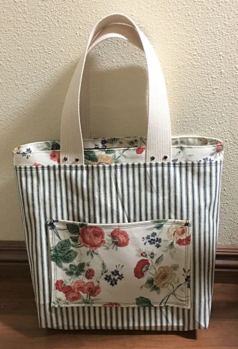 Ladies Purses Handbags, Handbags Coach, Pretty Tote Bags, Crafted Gifts, Bags For Ladies, Fusible Fleece, Fabric Tote Bag, Making Bags, Shabby Chic Fabric