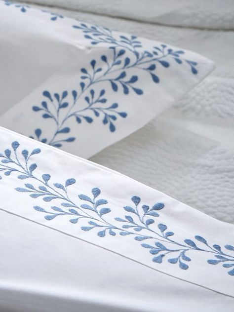 Yaprak desenli carsaf. Bedsheets Designs Embroidery, Hand Embroidery Designs For Bedsheets, Embroidery Bedsheets Design, Bedsheet Embroidery Design, Hand Embroidery Bedsheet Designs, Aesthetic Bedsheets, Embroidered Bedsheets, Embroidery Patterns Machine, Embroidered Sheets