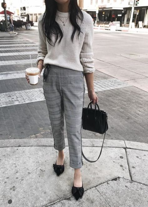 Turtleneck sweater with plaid pants look so cute #sweater2018 #pants #outfit #clothes #turtleneck Plaid Pants Outfit, Outfit Grey, Winter Fashion Trends, Trendy Outfits Winter, Pull Gris, Fashion Trends Winter, Easy Style, Trendy Outfit, Plaid Pants