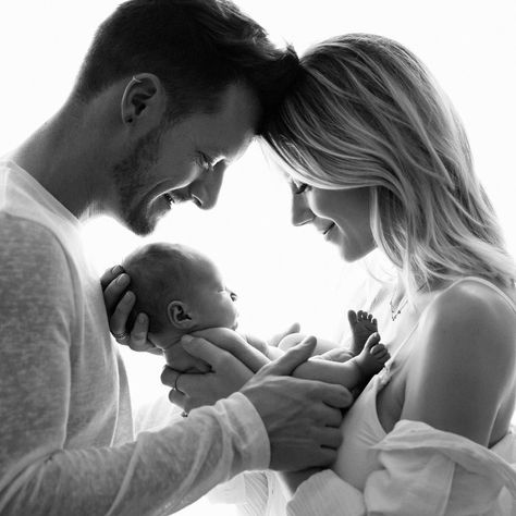 Foto Kelahiran, Photo Bb, Newborn Family Pictures, طفلة حديثة الولادة, Baby Boy Newborn Photography, Foto Newborn, Newborn Photography Boy, Baby Fotografie, Newborn Family Photography