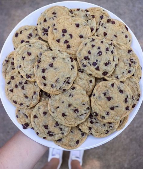 Classic Chewy Chocolate Chip Cookies - Six Vegan Sisters Six Vegan Sisters, Mini Chocolate Chip Cookies, Vegan Candies, Chewy Chocolate Chip, Chewy Chocolate Chip Cookies, Läcker Mat, Vegan Chocolate Chip, Think Food, Deilig Mat