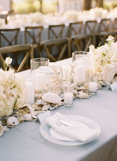 Beach Table Decorations, Beach Wedding Tables, Flowers And Candles, Flowers Candles, Beach Wedding Reception, Beach Table, Tafel Decor, White Centerpiece, Sea Wedding