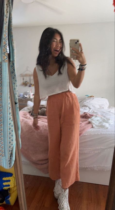 Free People Comfy Outfit, Beachy Pants Outfit, Comfy Flowy Outfits, Boho Simple Outfit, Full Coverage Summer Outfit, Beachy Outfits Aesthetic Boho, Comfy Coastal Outfits, Spring Outfit Inspo Aesthetic, Outfit Ideas Free People