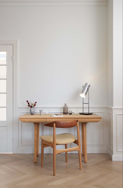 The beautiful Rúna desk by Warm Nordic is perfect for the small home office. The table is designed by Danish Isabel Ahm with inspiration from the Nordic forests and in an organic design with soft lines and a smooth surface. The desk is available in solid oak, teak oiled or smoked oak. #japandi #japandistyle #desk #oakdesk #warmnordic #homeoffice #modernhomeoffice White Oak Desk, 1960s Chairs, Buy Desk, Oak Desk, Small Home Office, Aluminum Table, Trombone, Modern Office, Danish Design