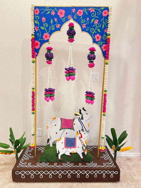 Pooja Setup, Flower Decoration For Ganpati, Eco Friendly Ganpati Decoration, Crown Wall Decor, Puja Decor, Arabian Decor, Varalakshmi Vratham, Painted Mirror Art, Pooja Decor