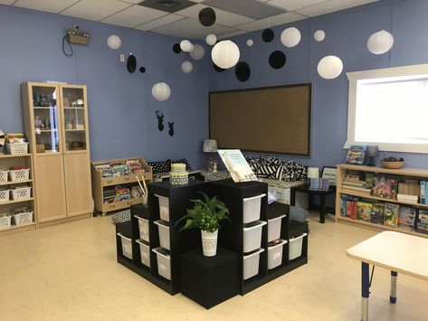 Classroom Blue Theme, Blue And White Classroom, Black Classroom Theme, Art Teacher Style, Blue Classroom, Kindergarten Decoration, 6th Grade English, Kindergarten Decorations, School Classroom Ideas