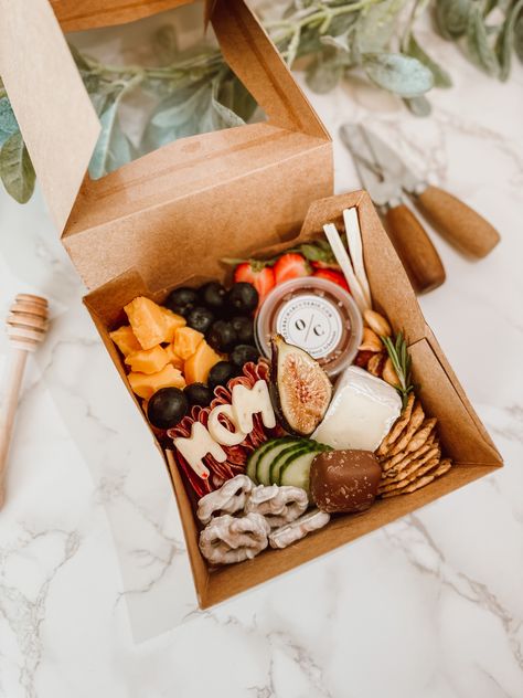 Small Charcuterie Box To Go, Charcuterie Box With Wine Bottle, Mother’s Day Charcuterie Box Ideas, Small Charcuterie Box Ideas, Charcuterie Boxes To Go, Mini Charcuterie Boxes, Charcuterie Diy, Valentine Charcuterie, Charcuterie Tables