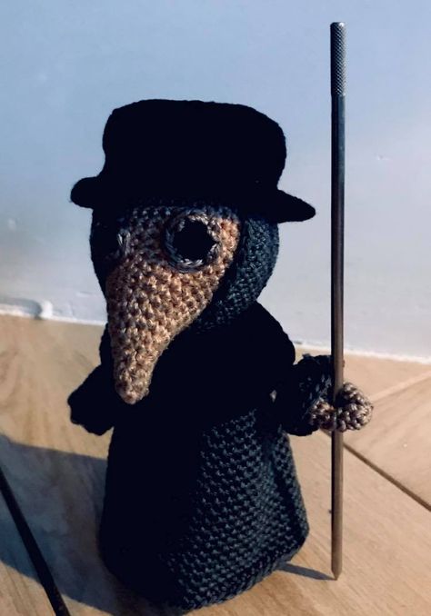 Halloween Crochet Patterns, Crochet Amigurumi Free, Plague Doctor, Fun Crochet Projects, Halloween Crochet, Diy Crochet Projects, Diy Baby, Crochet Dolls, Crochet Afghan