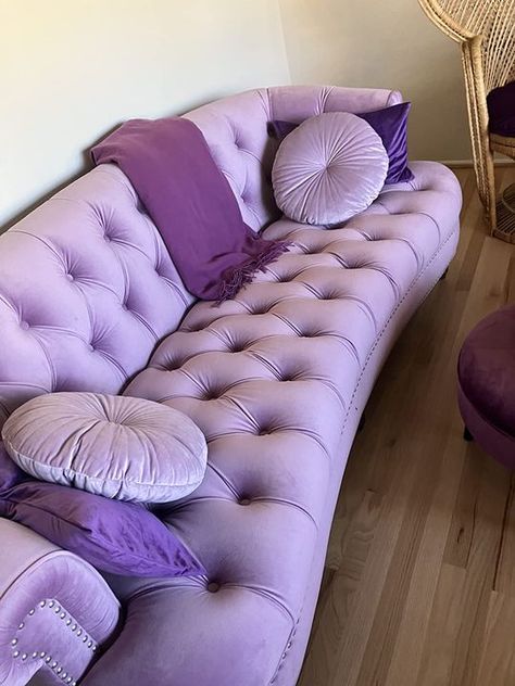 Purple Tufted Couch, Light Purple Couch, Sofa In Bedroom Ideas, Funky Living Room Ideas, Purple Living Room Furniture, Small Couch In Bedroom, Funky Living Room, Living Room Designs India, Living Room Decor Eclectic