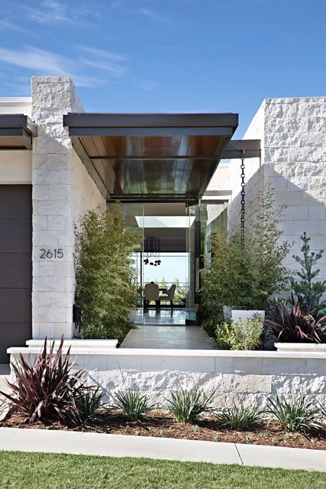 Romantic & Modern Design on California's Coast - Ocean Home magazine Mediteranian Modern House, Modern Mediterranean Style Homes, Organic Modern Exterior, Swahili Design, Desert Home Exterior, California Ranch Style Homes, Modern Flats, Coast House, Greece Villa