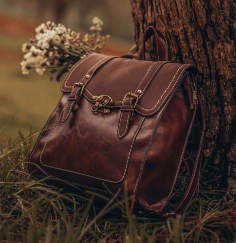 Dark Academia Bag, Vintage Leather Backpack, Aesthetic Backpack, Brown Satchel, Anne With An E, Vintage Backpacks, Vintage Leather Bag, Brown Leather Bag, Bags Aesthetic