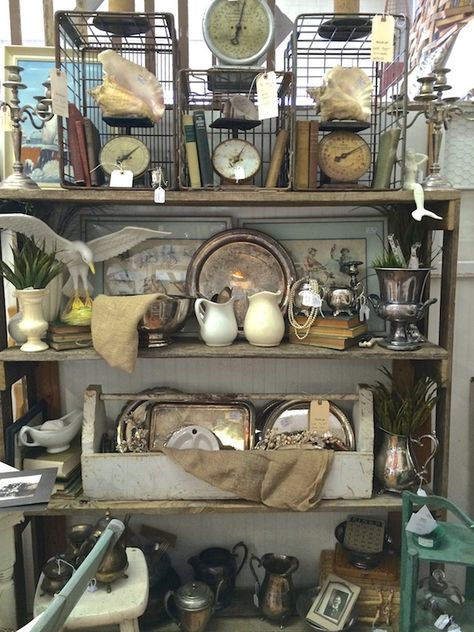 Antique Store Displays, Vitrine Vintage, Vintage Booth Display, Vintage Store Displays, Antique Booth Displays, Antique Mall Booth, Antique Booth Ideas, Booth Decor, Vintage Display