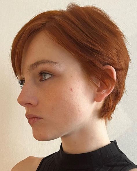 Pixie Cut Accessories, Ginger Pixie, The City Aesthetic, Miranda Hobbes, Brunette Hair With Highlights, Hair Inspiration Short, Super Short Hair, Shot Hair Styles, Short Pixie Cut