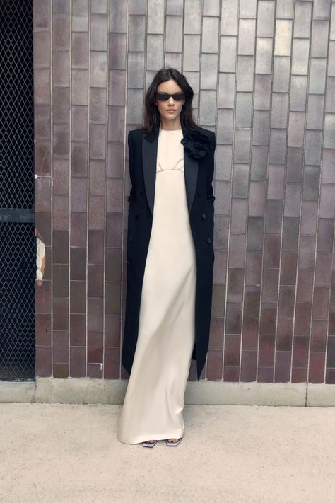 Long Tube Dress, Mode Inspo, 가을 패션, Tube Dress, Looks Style, Minimal Fashion, Outfits Casuales, Primavera Estate, Black Coat