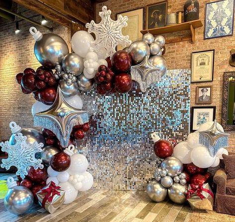 Holiday Event Centerpieces, Christmas Decor Ideas Event, Balloon Christmas Backdrop, Christmas Decorations Party Events, Christmas Backdrop Balloons, Christmas Decor With Balloons, Christmas Decor Event, Christmas Balloon Photo Backdrop, Office Holiday Party Decorations