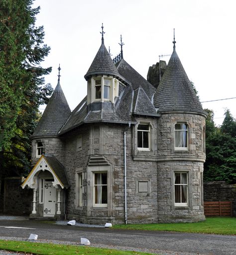 Atholl Castle Homes, Small Castles, Fairytale House, Castle Home, Storybook Homes, Old Castle, Manor Houses, Gate House, Fantasy Homes