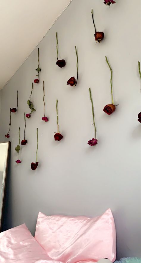 Roses On Wall Decor, Dried Roses Room Decor, Red Rose Decor Bedroom, Roses Hanging From Ceiling Bedroom, Rose Room Ideas, Red Rose Room Decor, Red Theme Room Bedrooms, Red Rose Bedroom Ideas, Dried Roses On Wall