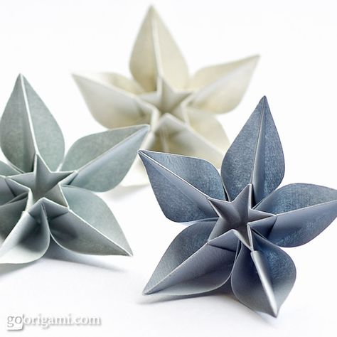 Aren't they just beautiful?! Find out how to fold these origami flowers from a single sheet of paper, no glue needed! Diy Paper Christmas Tree, Flower Projects, Kerajinan Diy, Tutorial Origami, Folding Origami, Modern Christmas Tree, Paper Christmas Tree, Diy Papier, Seni Origami