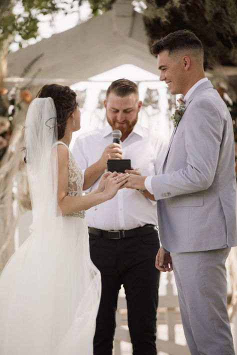 Bride And Groom With Officiant, Wedding Ceremony Shots Photo Ideas, Bride And Groom Ceremony Pictures, Wedding Ceremony Photos Outdoor, Small Wedding Ceremony Photography, Outdoor Wedding Ceremony Photography, Wedding Ceremony Picture Ideas, Wedding Ceremony Shots, Wedding Photography Ceremony