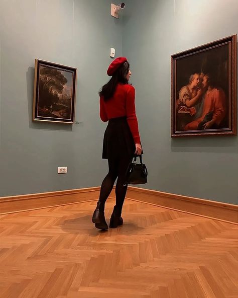 Museum, beret, red, outfit, paintings, girl, aesthetic French Outfit With Beret, Outfits With Barett, Beret Outfits Aesthetic, Beret And Dress Outfit, Outfits With Red Beret, Beret Aesthetic Vintage, Red Barrette Hat Outfit, Red French Outfit, French Hat Outfit Berets