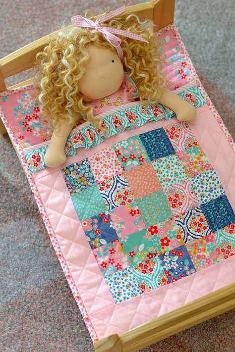 Doll Sleeping Bag, Baby Doll Bed, Sewing Quilts, Doll Quilts, Pieced Quilts, Small Sewing, Sewing Doll Clothes, Miniature Quilts