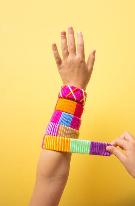 Make the coolest slap bracelets by wrapping them with yarn! #slapbracelets #kidscrafts #80scrafts #yarncrafts Slap Bracelets Diy, Diy Slap Bracelet, Crochet Slap Bracelet, 90s Crafts, Monumental Vbs, Summer School Crafts, Kids Programs, Wedding Crochet, Library Crafts