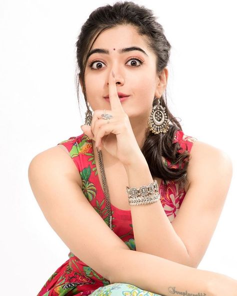 Rashmika Mandanna is an Indian Kannada language model and actress. Rashmika began modelling in 2014. She won the Clean & Clear Fresh Face of India title the same year and was made the brand ambassador of Clean & Clear. Stylish Actresses, Whatsapp Videos, Rashmika Mandanna, Pics Art, Actress Photos, Image Hd, Stylish Girl, Indiana, Acting