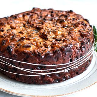 4-ingredient Baileys condensed milk fruit cake Booze Cakes, 3 Ingredient Fruit Cake Recipe, Best Fruit Cake Recipe, Festive Meals, Fruit Cake Recipe Easy, Boiled Fruit Cake, Fruit Cake Recipe Christmas, Xmas Goodies, Christmas Vegan