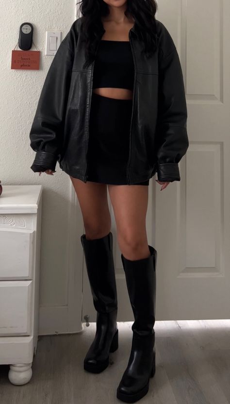 Black Skirt Inspo Outfit, Black Mini Skirt Outfit Autumn, Black Mini Skirt Outfit Night Out, Black Mini Skirt Going Out Outfit, Autumn Going Out Outfits Night, Black Mini Skirt Outfit Going Out, Winter Outfits Black Skirt, Black Skirt Leather Jacket Outfit, Outfits With Short Black Skirt