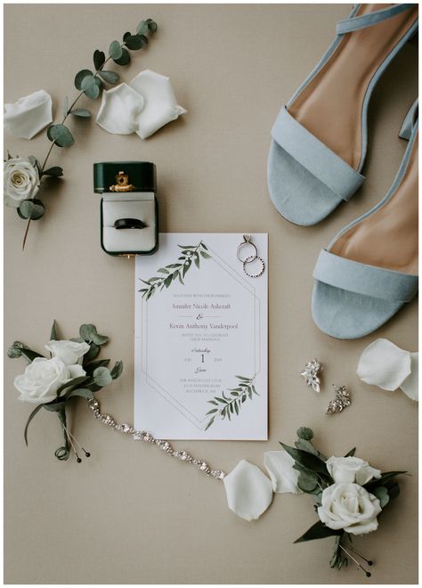 Photography by Scarlet Roots. Brides Accessories Photography, Flat Lays Wedding Details, Wedding Item Photography, Green Wedding Detail Shots, Detail Shots Photography, Wedding Photo Details Picture Ideas, Flat Lay Wedding Photo, Wedding Flowers Photography, Winter Wedding Detail Shots