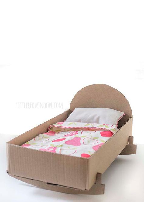 DIY Doll Crib from a cardboard box! This quick and easy craft will be a hit with your little one! Diy Doll Crib, Cardboard Bed, Doll Bed Diy, Baby Doll Crib, Diy Karton, Baby Doll Furniture, Cardboard Crafts Kids, Cardboard Dollhouse, Baby Doll Bed