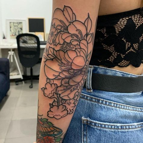 Women’s Elbow Tattoo Ideas, Full Elbow Tattoo, Bend Of Elbow Tattoo, Flower On Elbow Tattoo, Girly Elbow Tattoo, Flower Elbow Tattoos For Women, Moving Elbow Tattoo, Womens Elbow Tattoo, Front Elbow Tattoo