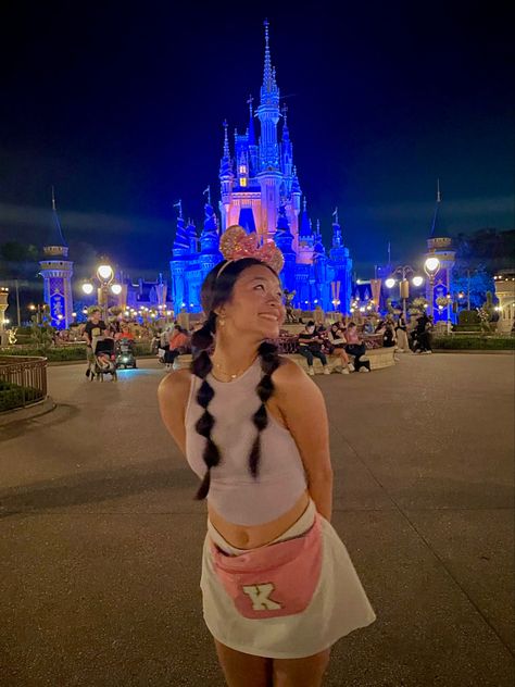 Disney Florida Pictures, Cute Disney Instagram Pictures, Cute Disney Poses Photo Ideas, Disney Orlando Photo Ideas, Poses At Disney World, Cute Hairstyles For Disney World, Cute Disney Poses, Disney Photo Inspiration, Disney Photos Aesthetic