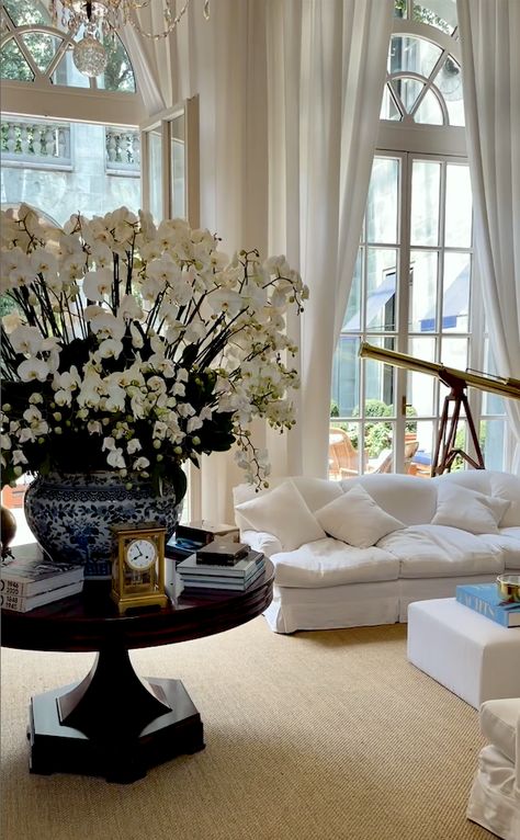 Ralph Lauren Palazzo, Ralph Lauren Inspired Interiors, Hamptons House Living Room, Ralph Lauren Inspired Home Decor, Ralph Lauren Hamptons Style, Ralph Lauren Interior Design Living Room, Ralph Lauren House Interior Design, Ralph Lauren Decor Style, Classical Home Decor