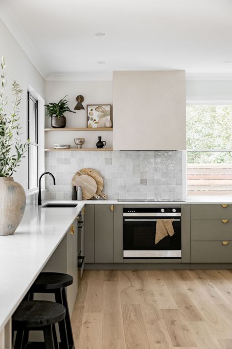 Kitchen Hood Design, Neoclassical Interior, Kitchen Range Hood, Kitchen Splashback, Kitchen Corner, White Cabinetry, Florida House, Kitchen Inspiration Design, Kitchen Trends